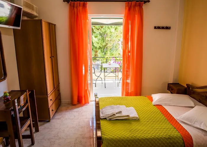 Paul's 2* Perissa (Santorini)