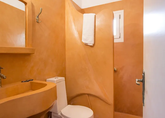 Paul's Hotel Perissa (Santorini)