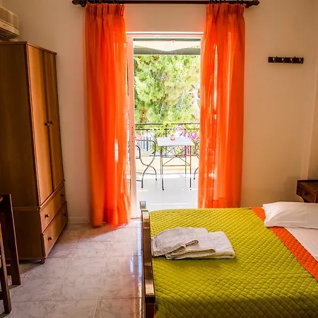 Paul's 2* Perissa (Santorini)