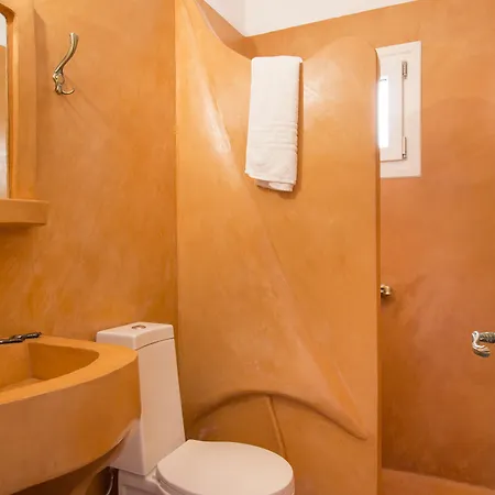 Paul's Otel Perissa (Santorini)